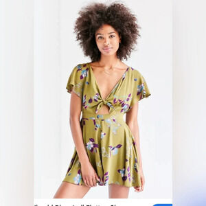 Urban Outfitters Front Tie Floral Flowey Romper size Small 1443